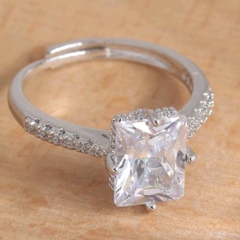 Adjustable emerald cut ring - Picture 3 of 4
